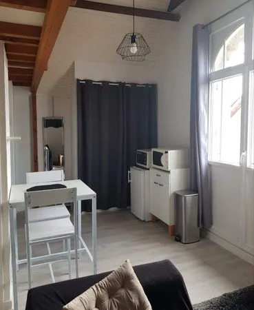 Studio meublé avec mezzanine et petit balcon