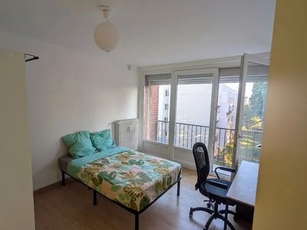 Chambre avec balcon proche métro