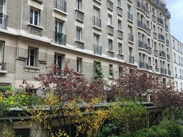 Montmartre Les Abbesses. Métro: Anvers, Abbesses. À vendre : studio de 15 m² (loi Carrez)