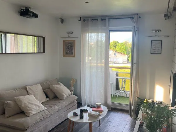 Appartement 2 pièces 980 cc+ 100 de garage fermé