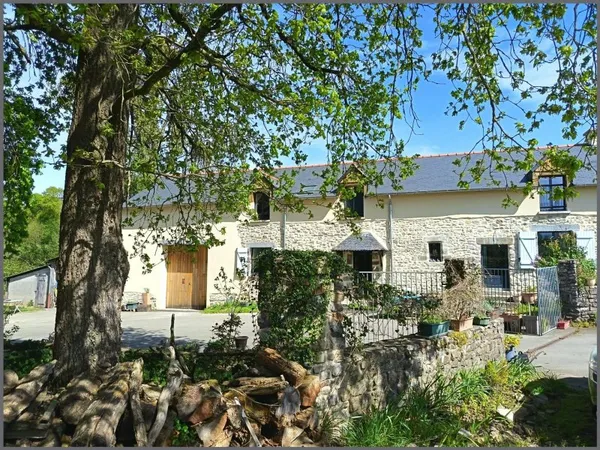 Longère en pierre de 173 m 2 , avec gîte rénové et une dépendance, sur un terrain de 4000 m 2 avec u