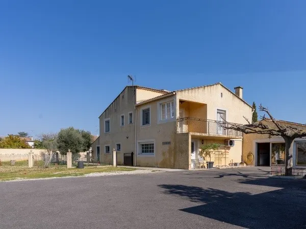 Maison 5 chambres avec piscine sur grand terrain de 1373m2