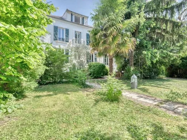 Maison rénovée-petit coin de campagne à la ville-limite Perreux