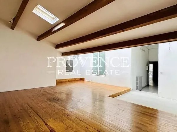 Local 6 pièces 136 m²