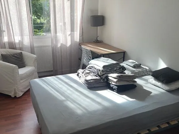 Colocation - 1 chambre meublée avec salle d'eau privative disponible dans appartement 4 pièces (3 pe
