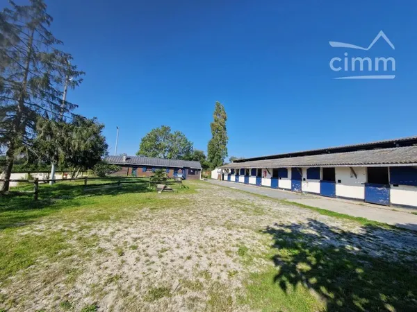 Centre équestre de 1.ha avec 35 boxes et nombreuses dépendances.