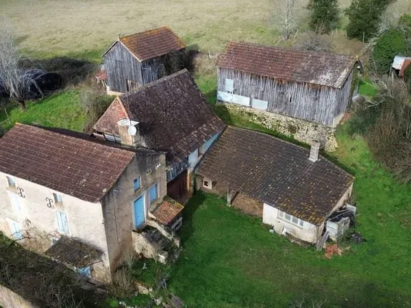 Petit corps de ferme à restaurer sur plus de 3 ha de terrain.