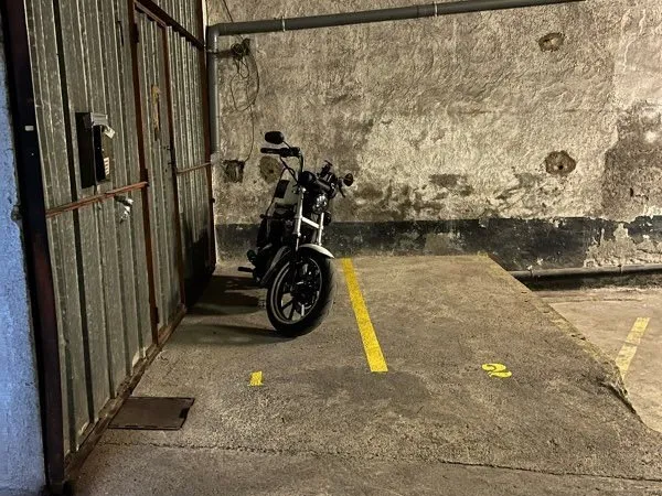 Place de parking moto sécurisée