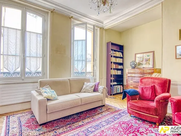 Versailles Saint-Louis Appartement 5 pièces 117.37 m² carrez situé au 1er étage d'un immeuble 18ème