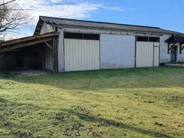 Hangar de 200 m2 idéal pour artisans