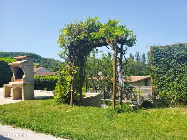 Chambre meublée dans petit écrin de verdure caché, proche toutes commodités