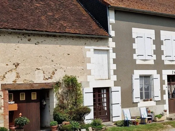 Maison en pierre de 151m2, mitoyenne, 4 chambres avec dépendance, terrain 1524m² 68 000 €