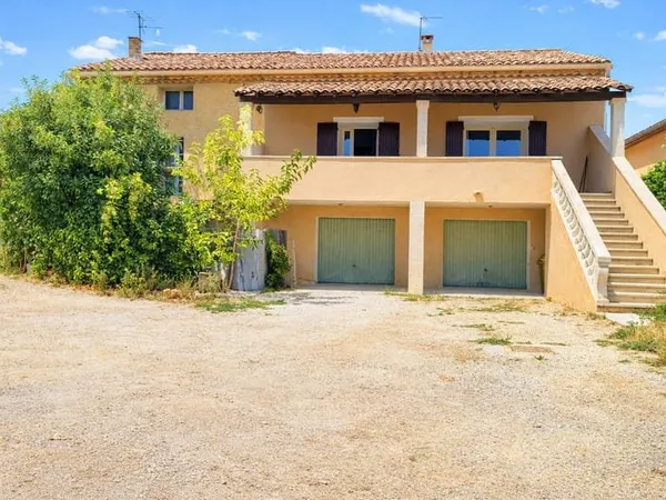 EXCLUSIVITE A SAINT SATURNIN LES AVIGNON - ENSEMBLE IMMOBILIER COMPOSE DE 2 APPARTEMENTS LOUES ET UN