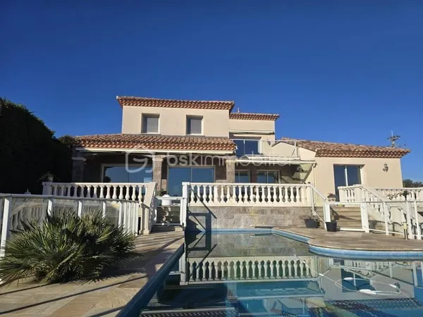 Villa de standing avec piscine à débordement et appartement indépendant - Bouzigues