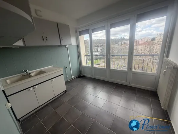 SAINT-PRIEST-EN-JAREZ BEAU T2 AVEC BELLE VUE DEGAGEE