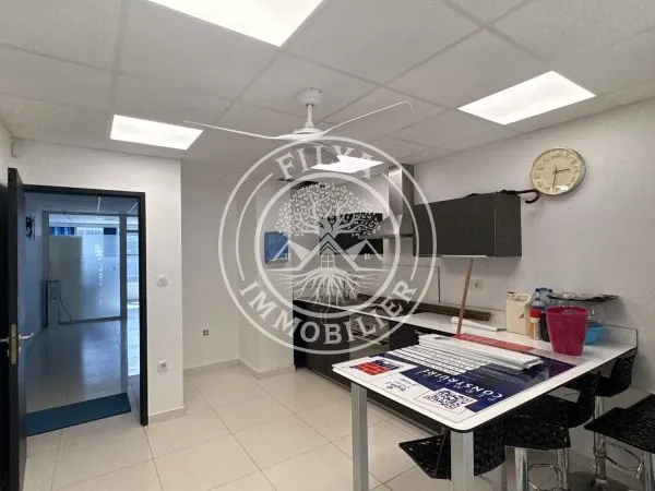 Local commercial 6 pièces 155 m²