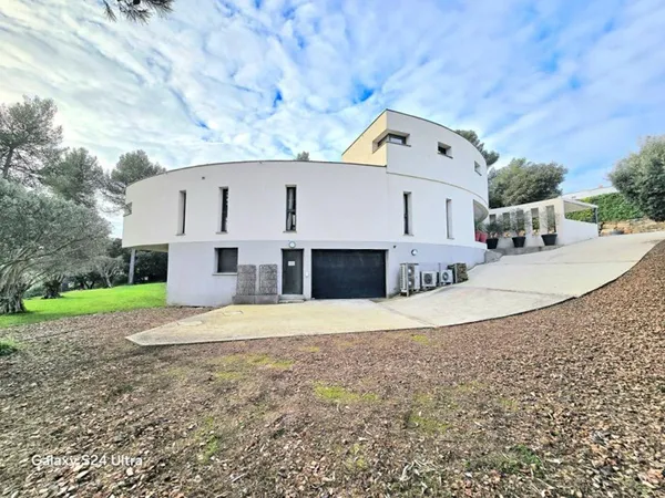 Villa contemporaine de 11 pièce(s) 394 m2 environ sur 2770 m² de terrain avec piscines