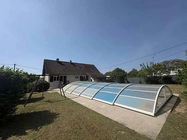 Pavillon sur sous-sol avec belle piscine !