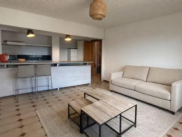 155 m² au total !! Appartement T2 58 m² avec extérieur + hall de 52 m² transformable en appartement 