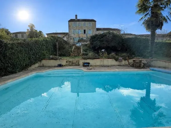 Maison de Maître composée de 11 chambres de 355m2 avec terrasse et piscine
