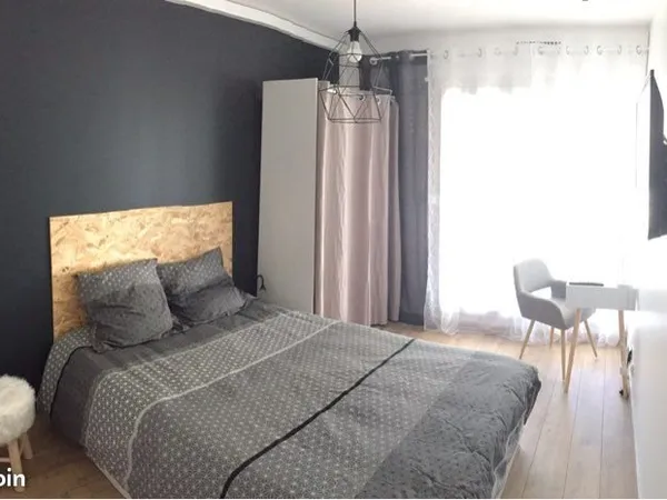 Chambre avec salle de bain privative / tramway