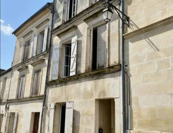 Immeuble de rapport centre Jonzac - 3 T1 rénovés - Fort potentiel locatif - Vente interactive