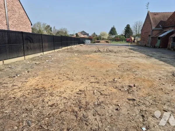 Terrain 738 m²