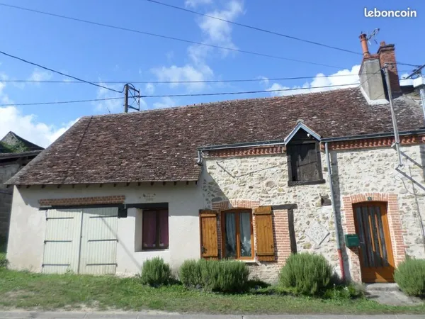 Maison de bourg ancienne en pierre, habitable immédiatement