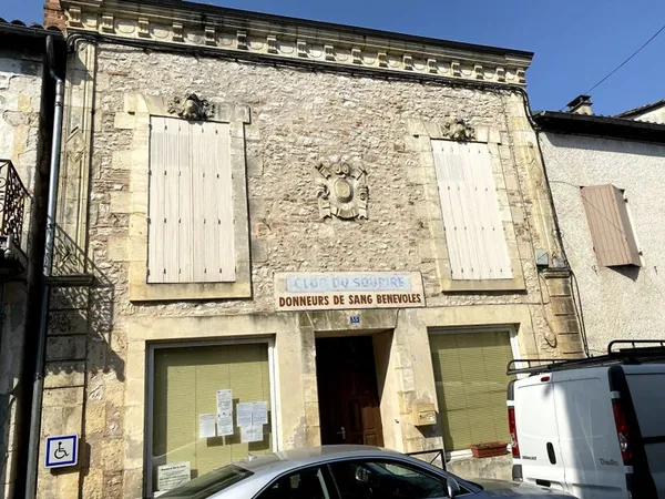 Immeuble en pierre au centre de Villeréal