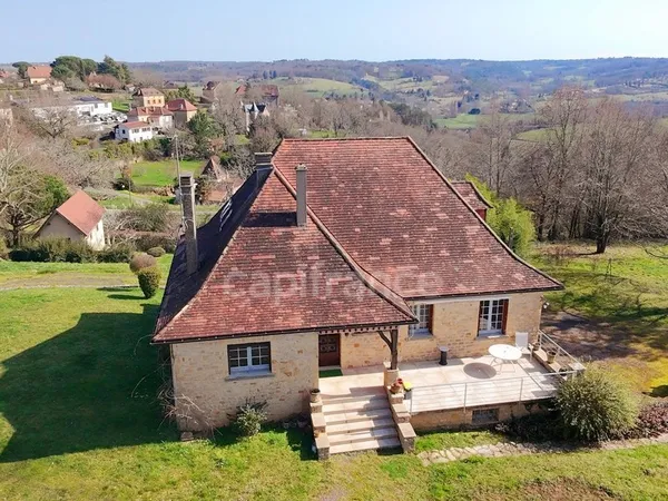 Maison familiale de 244m² à Belvès, 8 pièces, 5 chambres, avec vue dégagée et appartement spacieux i