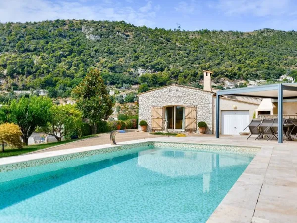 Agréable maison de plain-pieds avec piscine.
