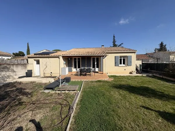Maison trois chambres de plain-pied avec garage.