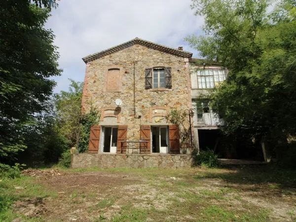 MAISON DE CARACTERE D'UN VOLUME 333 M2 + DEPENDANCE 86 M2.