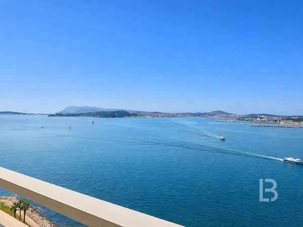 TOULON - Appartement avec vues mer, cave et parking