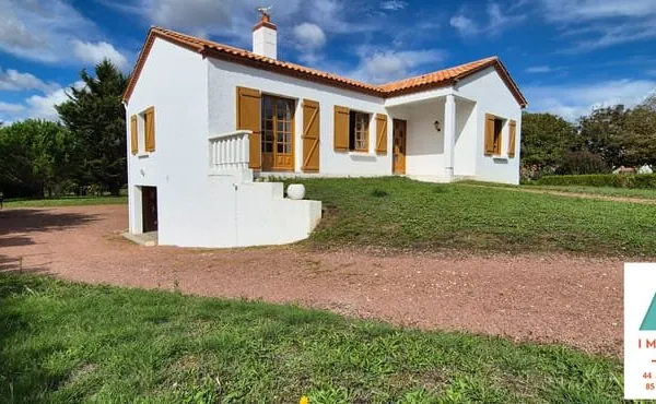MAISON AVEC GRAND TERRAIN CONSTRUCTIBLE À 10 MINUTES DE L'OCÉAN