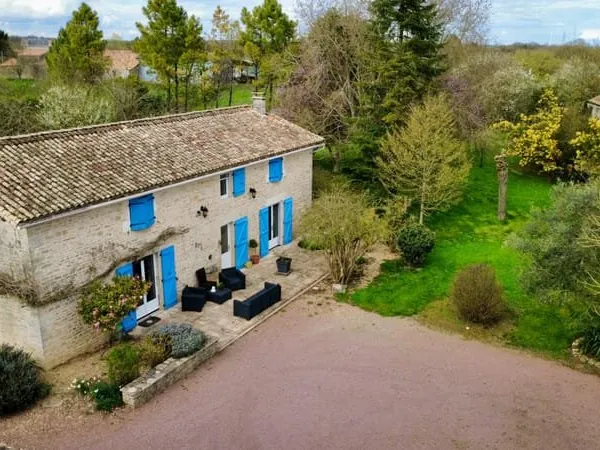 Longère et gîte rénovés Vançais
