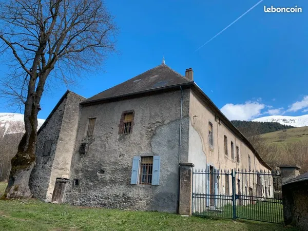 Corps de ferme de caractère à rénover, 445 m² au sol, Terrain 2 600 m², Source privée, Plateau Mathe