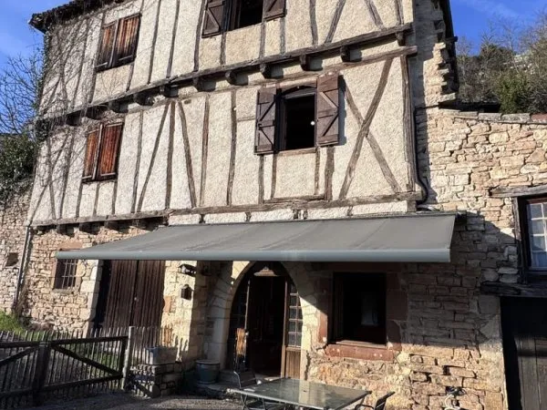 Une jolie maison atypique sur le côté du village avec des vues