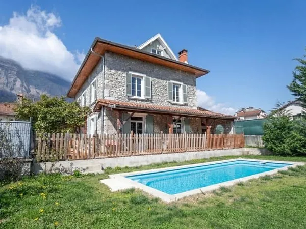 Propriété du 18 ème en pierre de 292 m² avec piscine