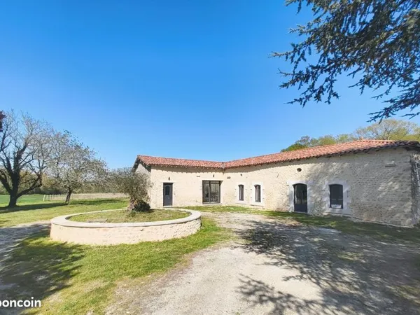 Ferme charentaise rénovée 230 m² sans voisinage / Renovated Charentaise farmhouse