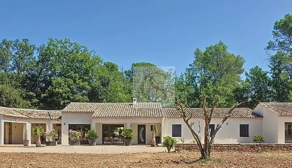 Villa récente plain-pied 174 m² 5 chambres Terrain piscinable de 3 471 m² Quartier résidentiel des A