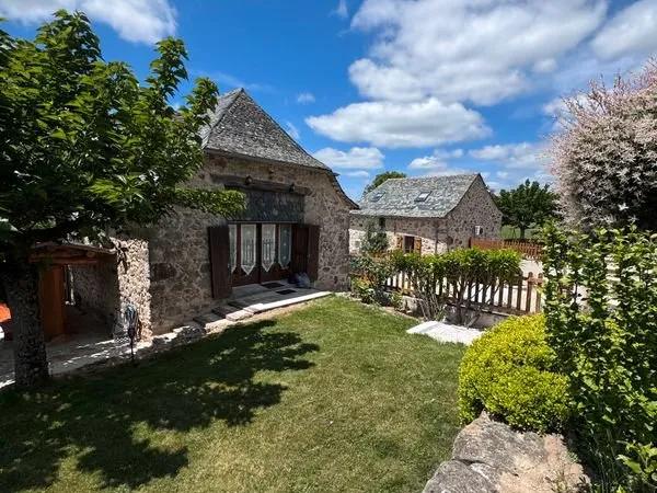 Propriété de 2 maisons indép avec piscine au calme