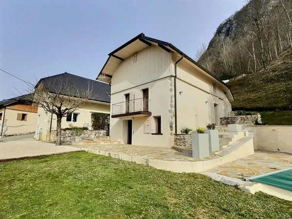 Proche Chambéry ! Propriété de charme avec piscine et gîte, composée de deux maisons indépendantes s