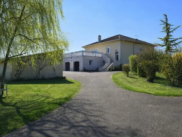 Villa de caractère - 295 m² - Terrain 5 000 m² dont 4 600 m² constructibles - Prissé