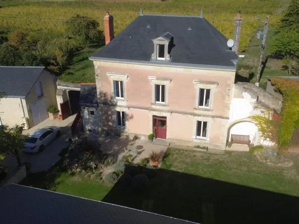 Magnifique maison rénovée en tuffeau avec dépendances, caves troglodytiques et potentiel de gîte