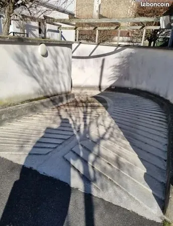 Place de parking fermée à louer - Corbeil-Essonnes (91100), Ile-de-France