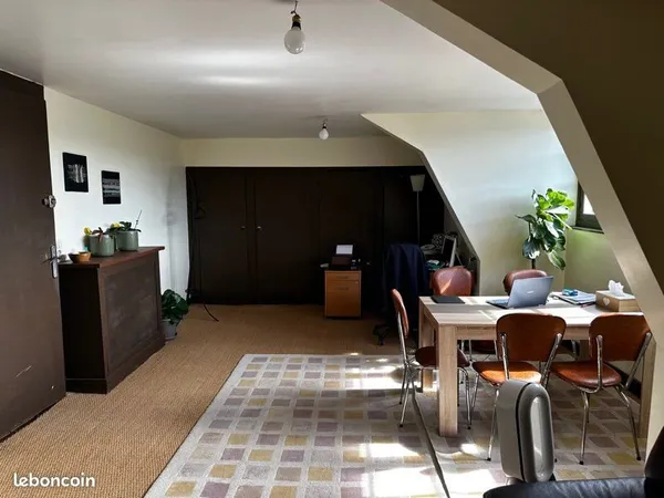 Local 30m2 auxerre, deuxième étage au pied du centre-ville, au rond-point de Paris