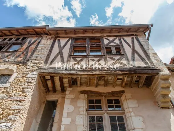 Au sud de la Bourgogne, non loin des abbayes de Cluny et Tournus, une maison médiévale à pans de boi
