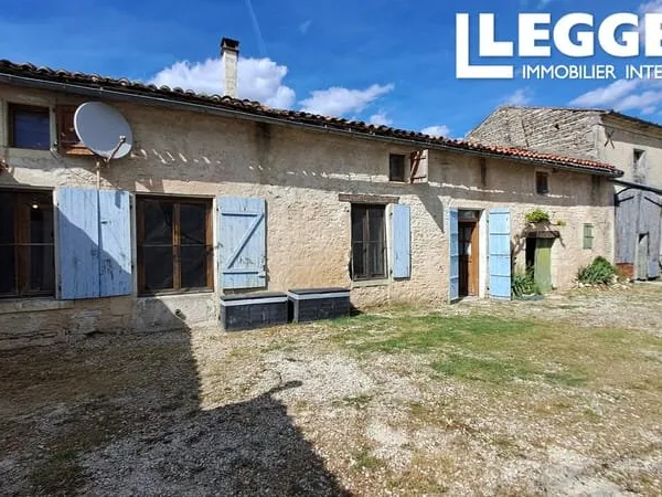 Charmante propriété en pierre habitable avec dépendances, cour et jardin
