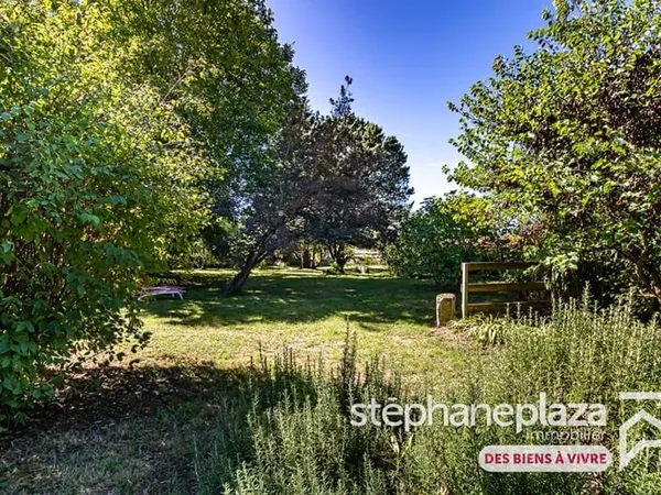 Terrain constructible de 500m², viabilisé, LIBRE CONSTRUCTEUR, au centre de Saint-Maurice-de-Gourdan